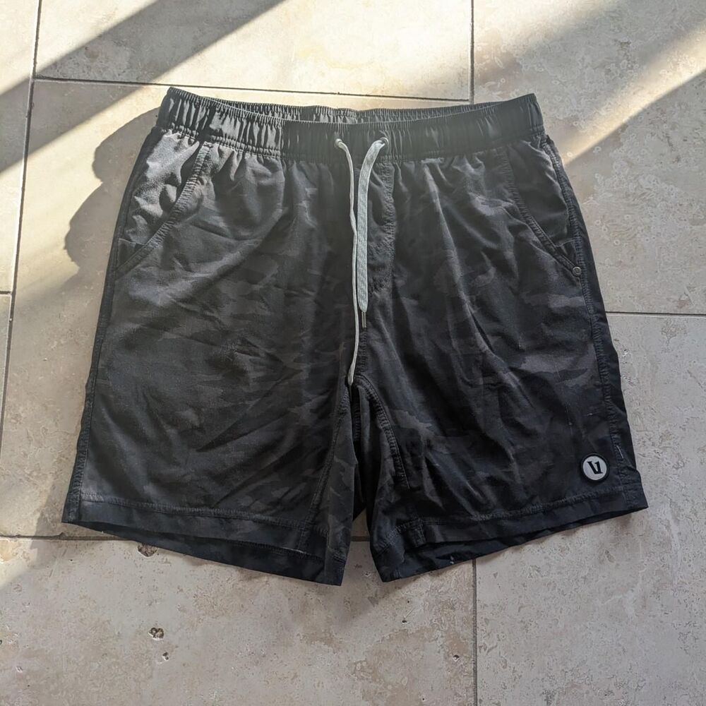 Vuori Black Camo Athletic Workout Gym Performance Lined Shorts 7 Inch